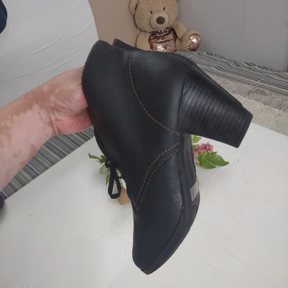 Clarks elegant black